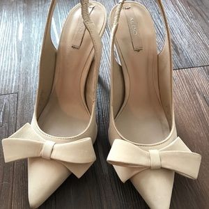 Suede pointy toe bow shoes